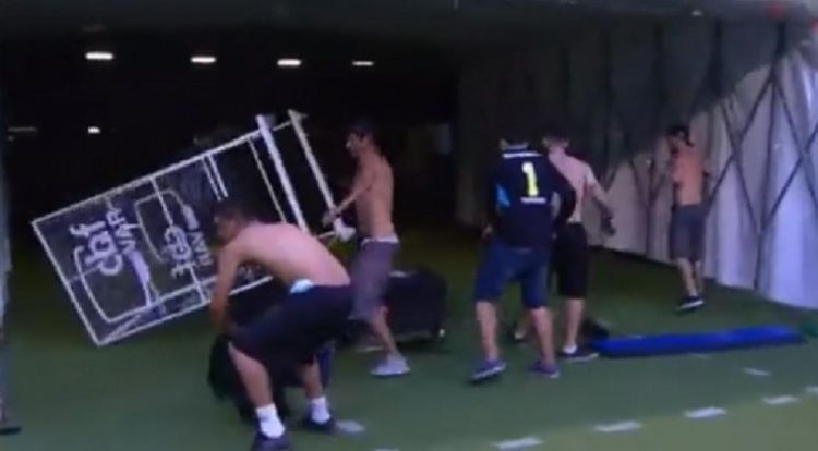 Hinchas del Gremio destrozan la cabina del VAR tras derrota