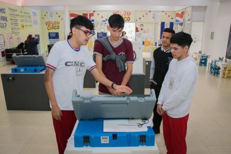 Jóvenes de las pasantías educativas son divulgadores del Voto Electrónico en la Expo 2022