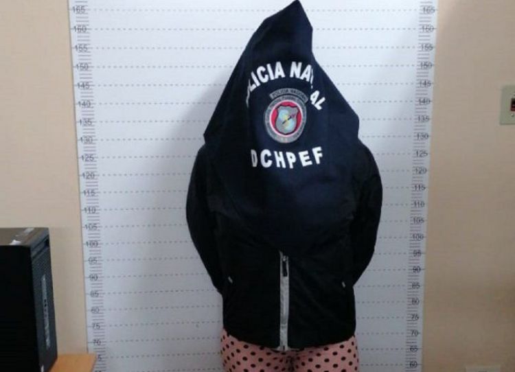 Detienen a ex modelo condenada por pornografía infantil
