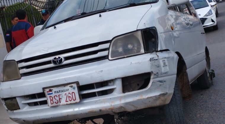 En infracción y en auto robado, se llevó a un PMT en el capot
