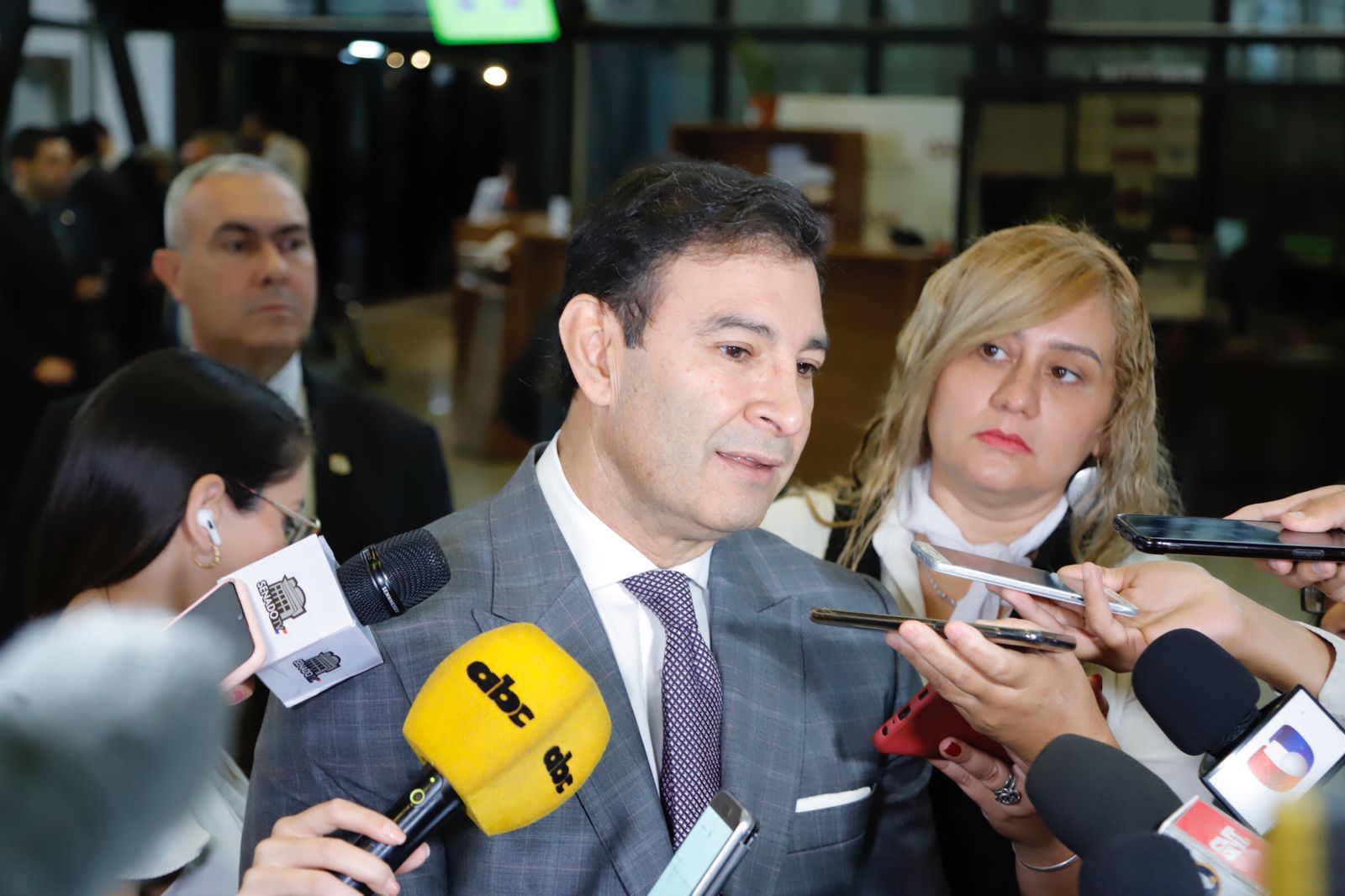 Proyecto de ley para pagar deudas “no implica tener superpoderes”, dice senador