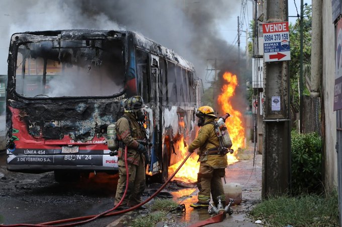 Otro bus arde en llamas en Asunción