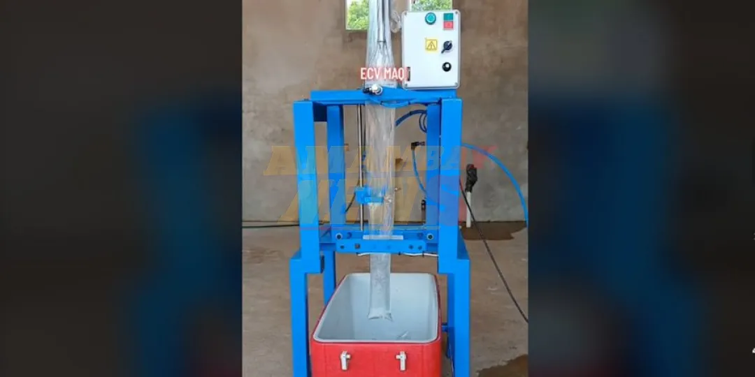 Paraguayo fabrica máquina para embolsar hielo