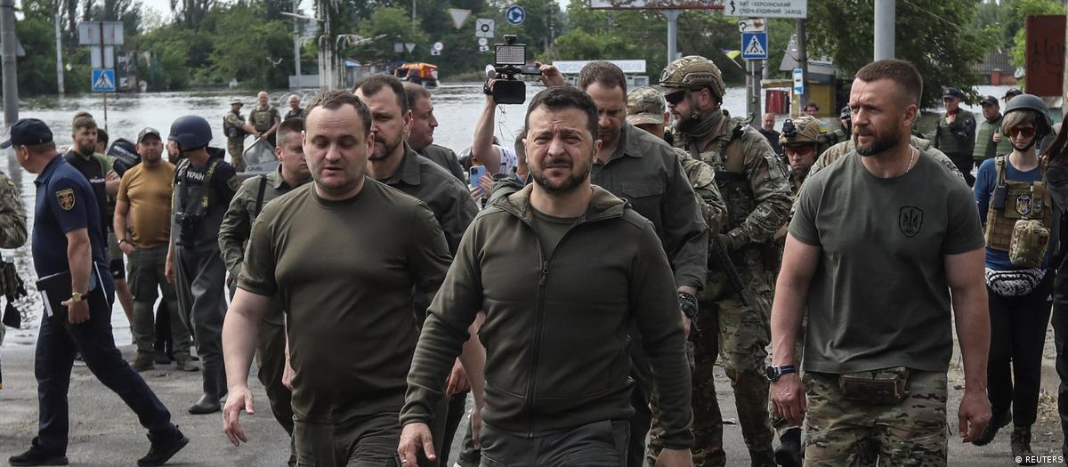 Zelenski visita zonas inundadas por destrucción de presa