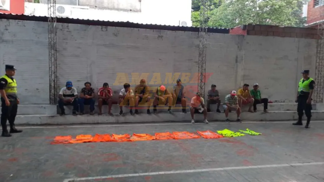 Varios cuidacoches demorados por extorsión durante partido de Paraguay: Pedían G. 50.000
