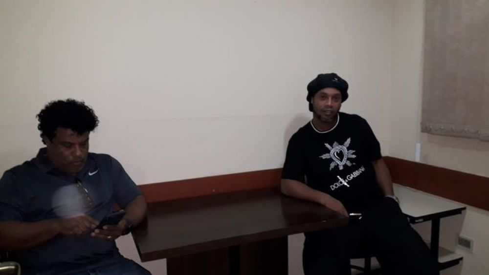 Acevedo anuncia desvinculaciones tras escándalo de Ronaldinho