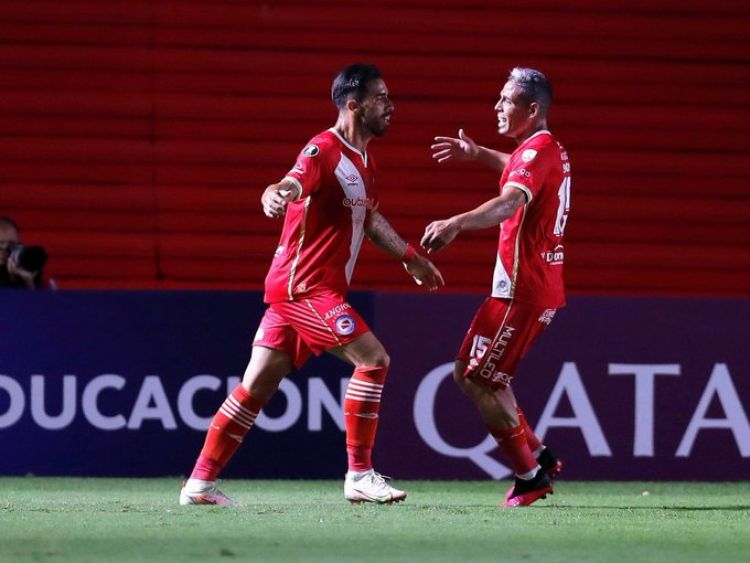 Argentinos Juniors vence a Nacional con gol de Gabriel valos