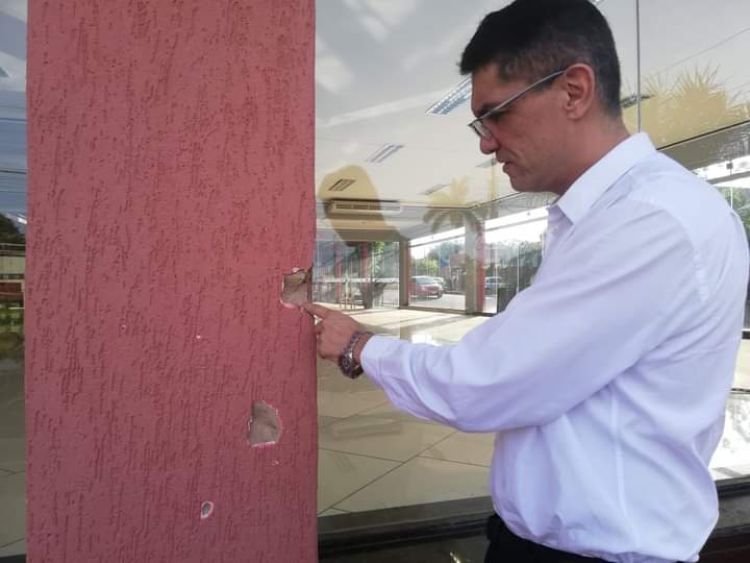 Dolor e impotencia: Gobernador visita lugar donde asesinaron a su hija