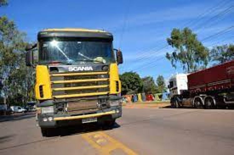 Camioneros iniciaron paro indefinido y piden solución