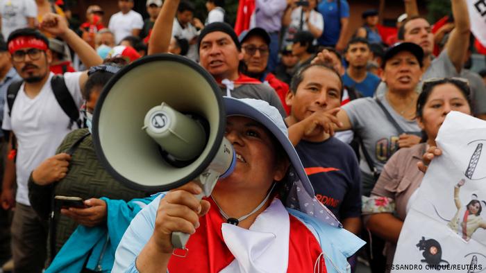 Protestas en Perú dejan ya cuatro muertos y seguidores de Castillo bloquean rutas