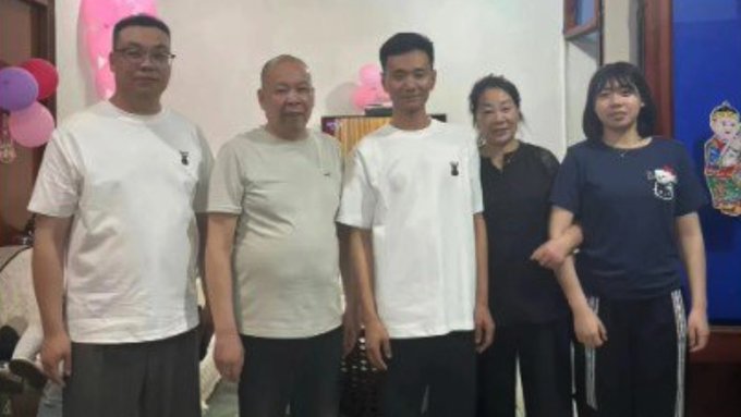 Una pareja china se reencuentra con su hijo 'muerto' después de 33 años