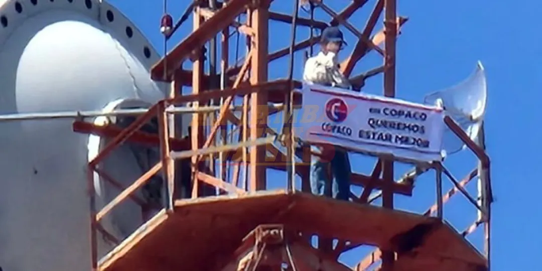 Funcionario de COPACO exige pago de salarios desde la cima de una torre