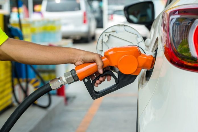 Emblemas privados suben los precios del diésel