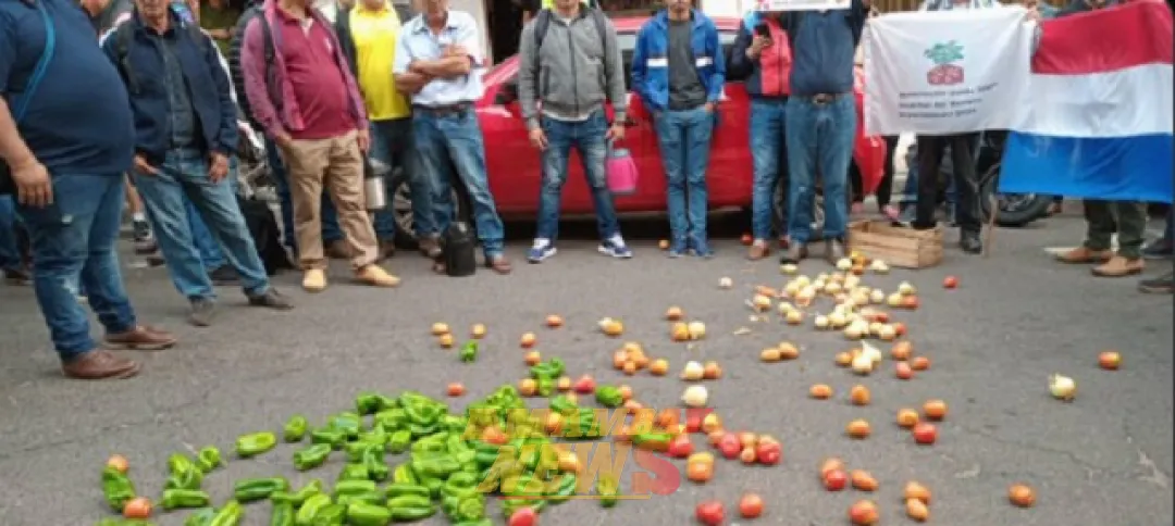 Agricultores lanzan tomates y locotes en la calle para denunciar el contrabando