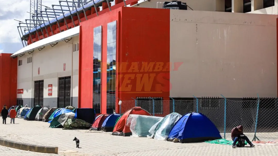 Bolivianos duermen frente al estadio para comprar entradas a un mes de partido con Brasil