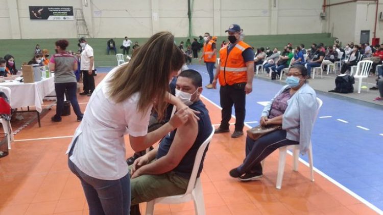 De 37.000 vacunados ayer lunes, el 75% fueron jóvenes de 19 años