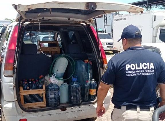 Confiscan 800 litros de carburantes posiblemente de contrabando y aprehenden a una persona