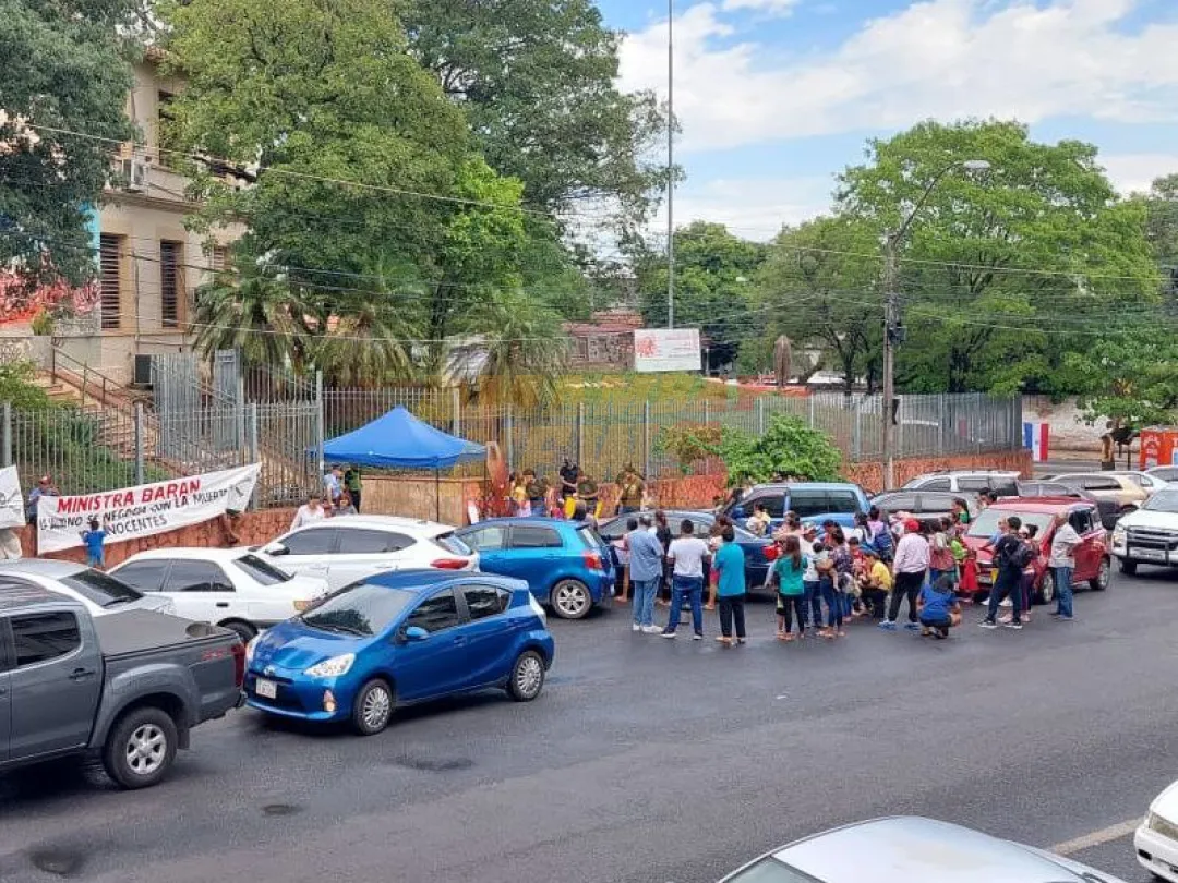 Ministerio de la Niñez denuncia ante la fiscalía la presencia de niños en manifestación frente a Salud