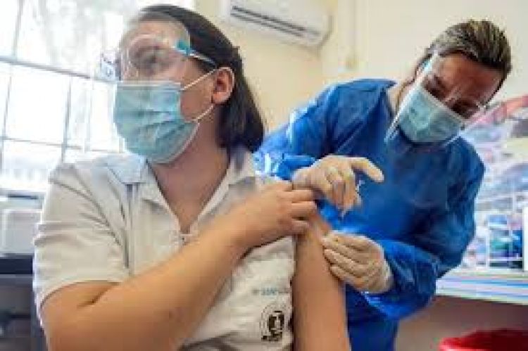 Uruguay abrió registro para aplicar terceras y cuartas dosis de Pfizer a inmunizados con Sinovac