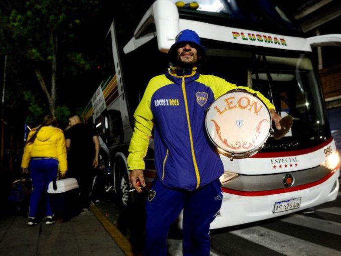 Miles de hinchas de Boca parten en micro para final de la Libertadores