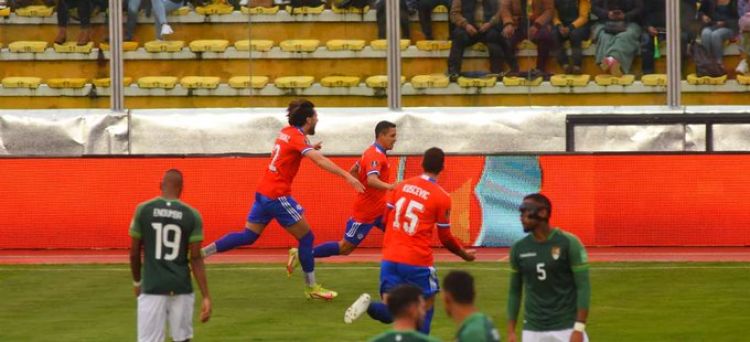 Chile gana en la altura y se mete en la pelea