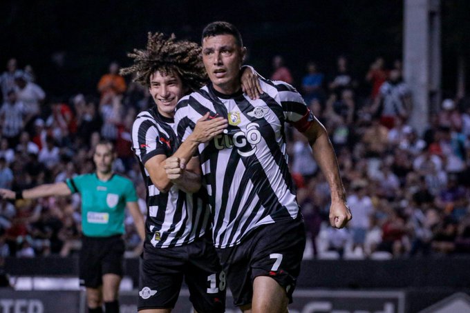 El bicampeón cumplió y es único puntero
