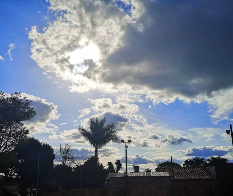 Meteorología anuncia un viernes cálido y ocasionales tormentas
