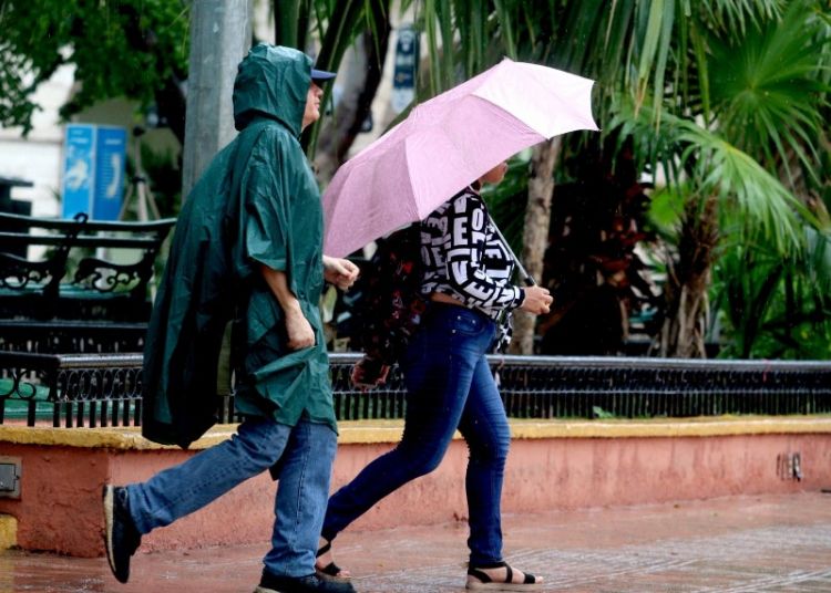 Lunes caluroso y con lluvias, anuncia Meteorología