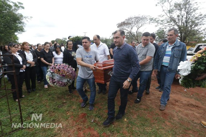 Multitud acompaña el último adiós a directora asesinada en Colonia Independencia
