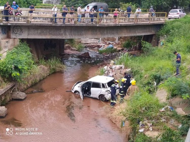 Un auto chocó contra una columna de la ANDE y luego cayó a un arroyo de Ñemby