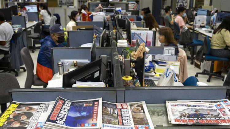 Hong Kong: allanan el diario Apple Daily y detienen a cinco directivos