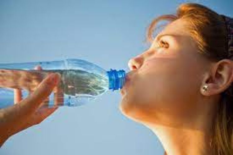 Médico insta a beber mucha agua ante ola de calor