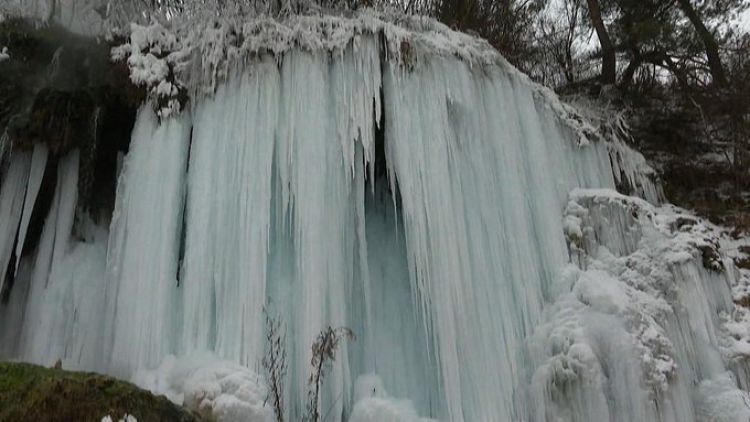 La cascada termal de Toplita, en Rumanía, se ha helado