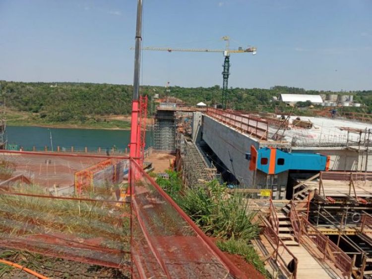 Puente de la Integración comienza a cobrar forma con el corrimiento de la primera viga