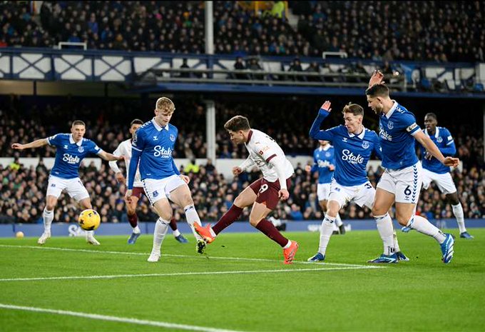 Manchester City se impone en Everton, y el Chelsea evita un nuevo tropiezo