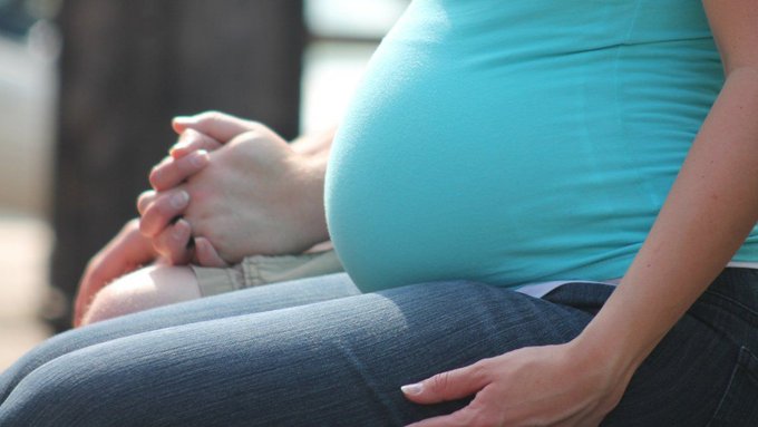 Madre de beba abandonada parió en baño de IPS y médicos no se percataron