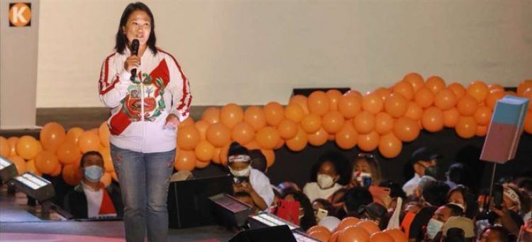 Keiko Fujimori cierra campaña abrazada con su hermano Kenji en Perú