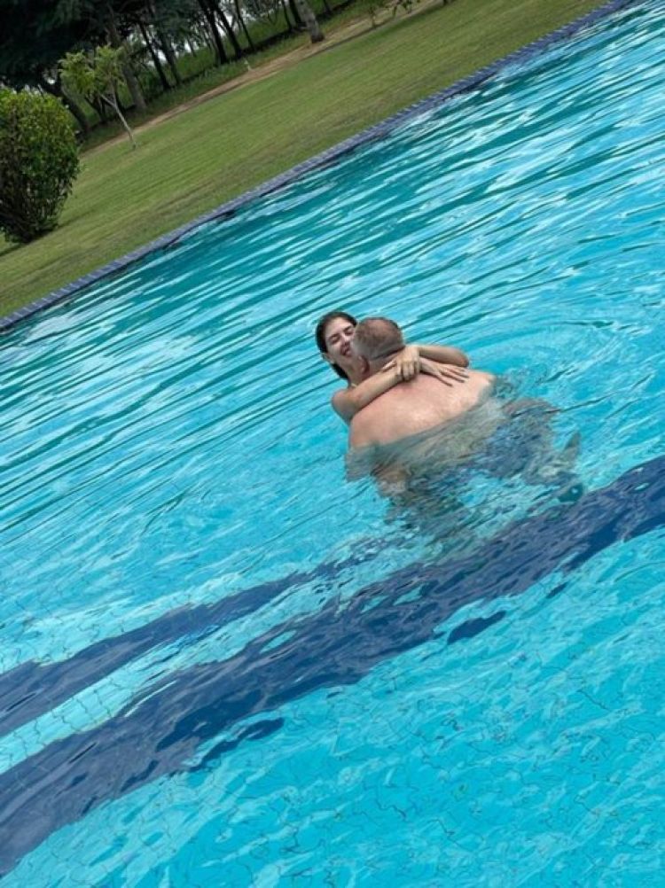 Escndalo por bao hot de gobernador y su doa en piscina: "Yo me suelo baar desnudo"