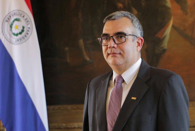 Ministro de Educación pide «auxilio» para triplicar ingresos a su cartera