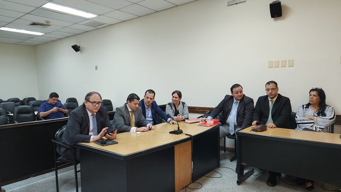 Escrachan al senador Rodolfo Friedmann mientras se retiraba de tribunales
