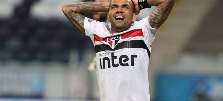 Sao Paulo anuncia la salida del internacional brasileño Dani Alves