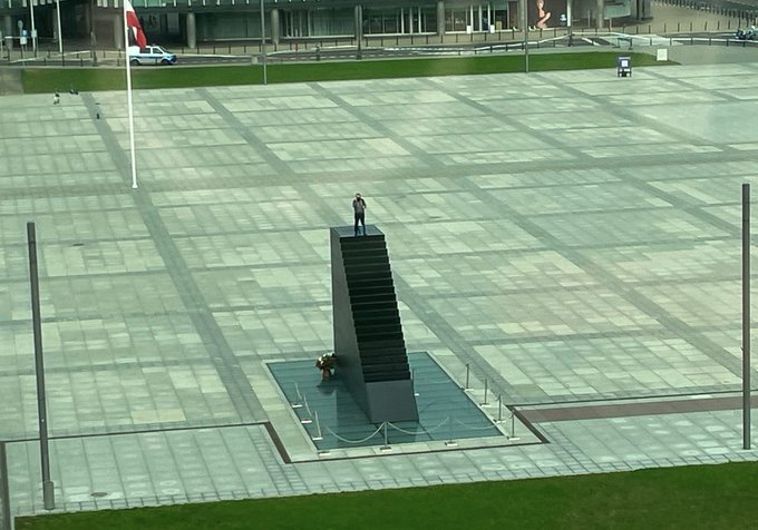 Un hombre sube a un monumento y amenaza con hacer estallar una bomba en Varsovia
