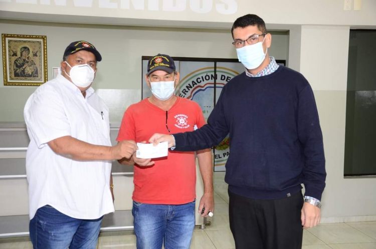 Gobernador entregó aporte a bomberos voluntarios de Pedro Juan Caballero