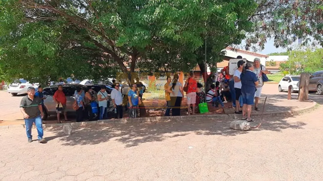 Largas filas y sofocante calor para sacar turnos en Clínicas