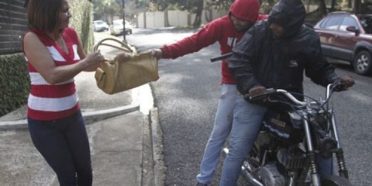 Violencia familiar, asaltos callejeros y relajo ante el virus: dramas de la policía