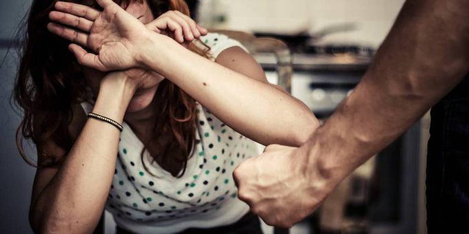 Mujer denunció violencia familiar y el hombre quiso desarmar al policía
