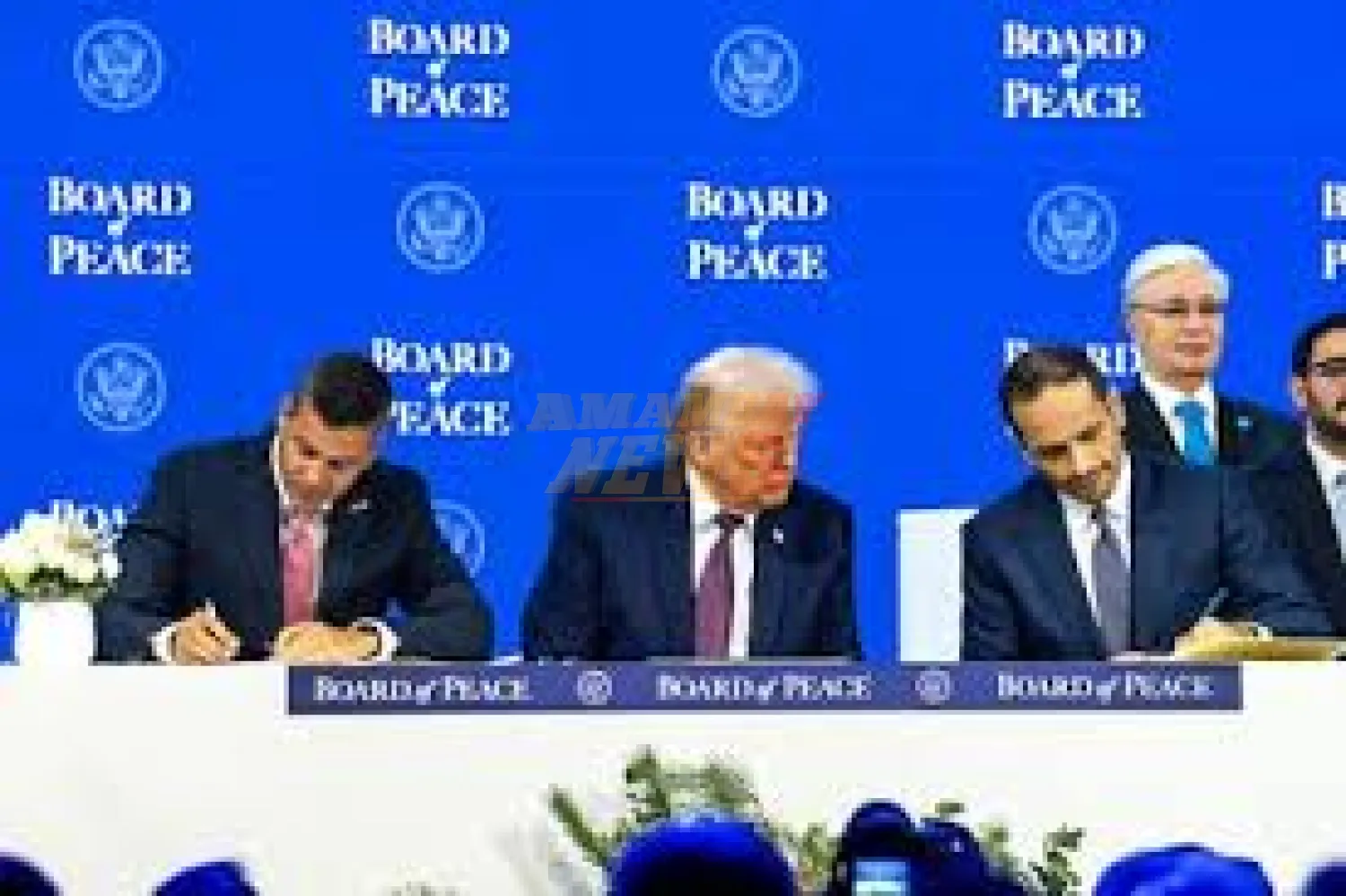 Santiago Peña firma en Davos la carta fundacional de la «Junta por la Paz» impulsada por Donald Trump