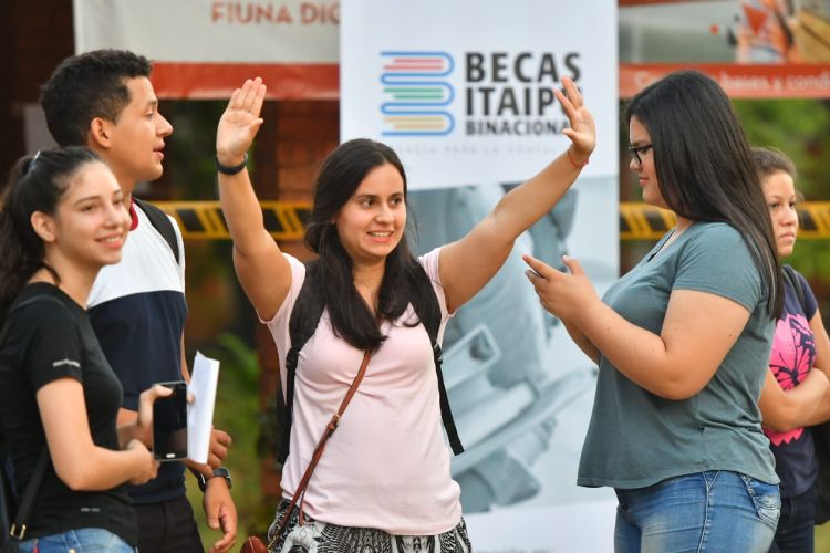 Más de 9.000 postulantes para becas Itaipú: inscripciones van hasta el viernes