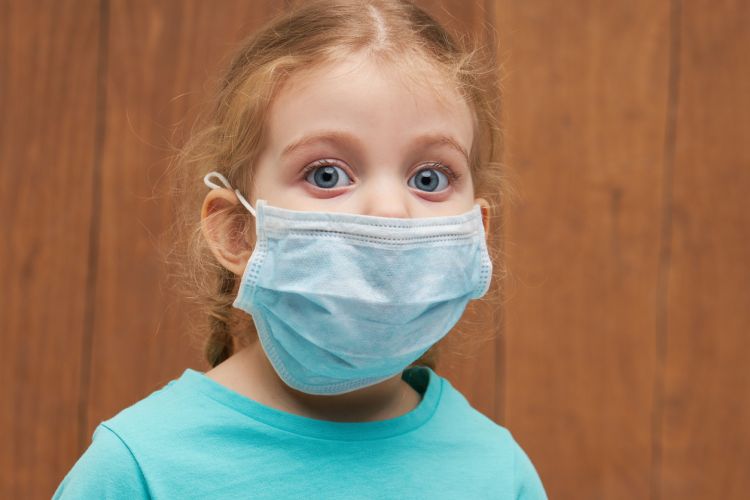 Un bebé menor a 4 años de edad, diagnosticado con Covid-19