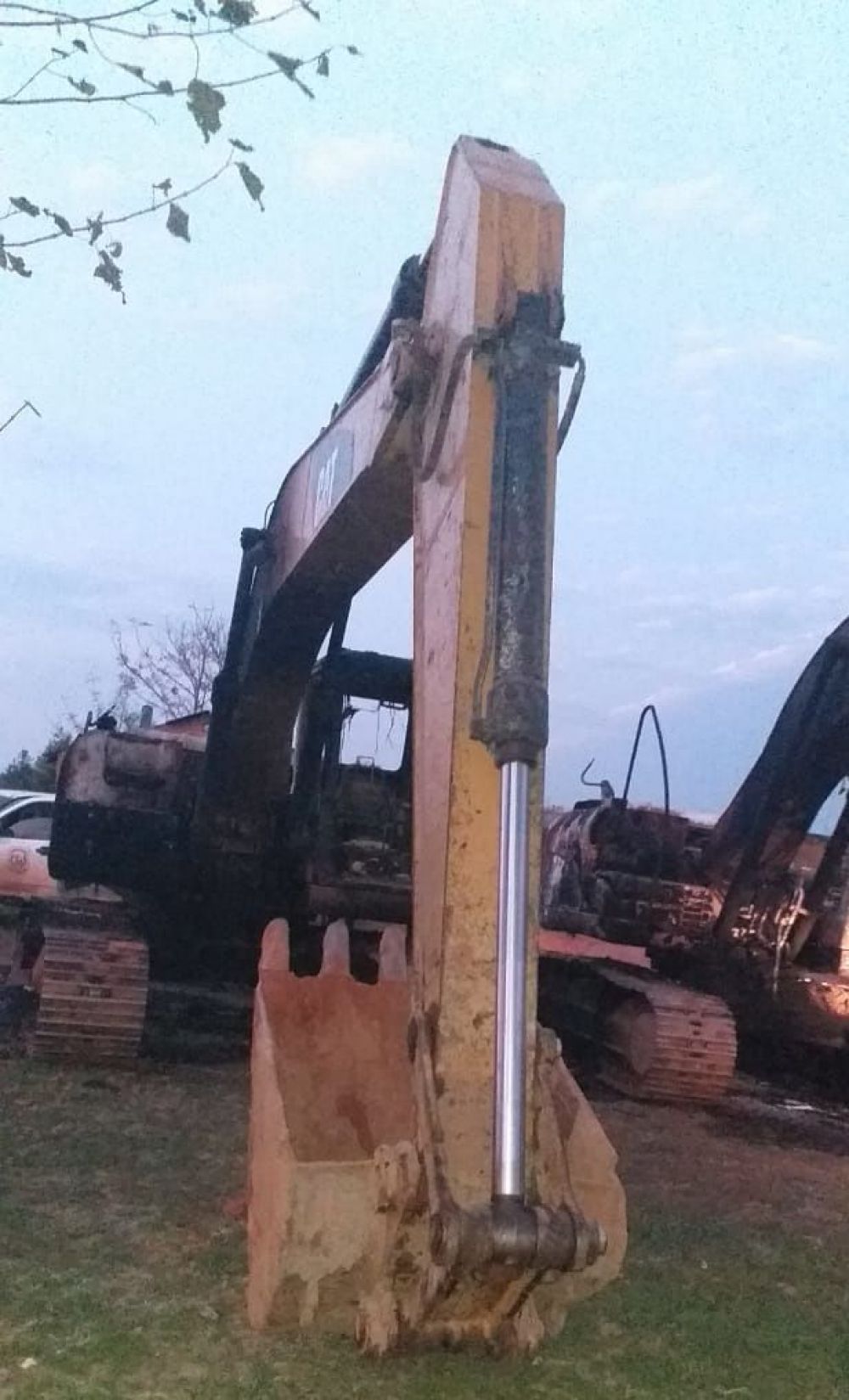 Desconocidos queman maquinarias en una estancia de Mbuyapey